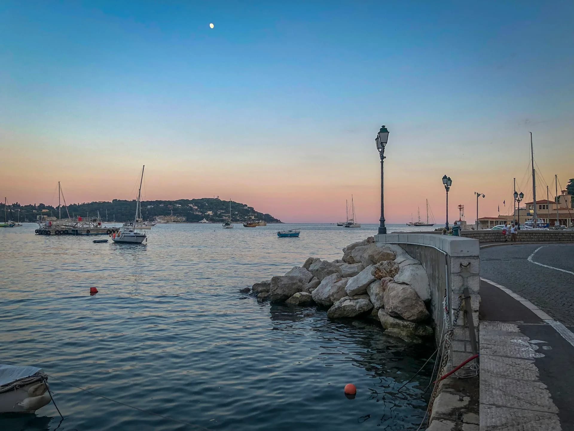 Quai de Villefranche au crépuscule avec le Cap Ferrat en arrière-plan